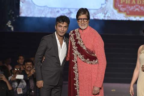 Amitabh Bachchan Turns Showstopper for Vikram Phadnis' 25th anniversary Fashion Show