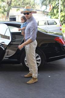 Imran Khan Snapped with his Cute Daughter Imara at Airport