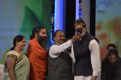 Big B with Yog Guru Baba Ramdev at NDTV Cleanathon