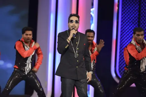 Mika Singh Performs at NDTV Cleanathon