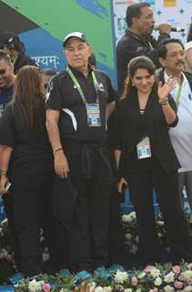 Dalip Tahil and Shaina NC at Mumbai Marathon