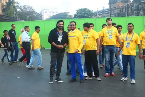 R. Madhavan and Gulshan Grover at Mumbai Marathon
