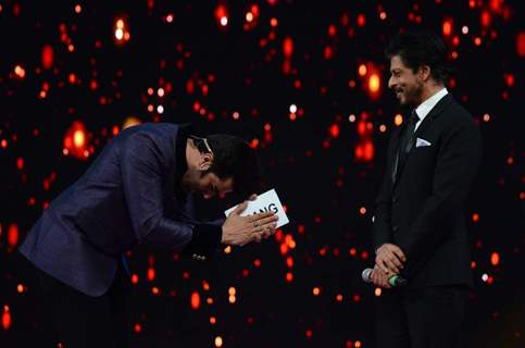 Manish Paul Bows Down to Shah Rukh Khan at Umang Police Show 2016