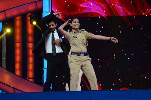 SRK Shakes a Leg with a Lady Police Officer at Umang Police Show 2016