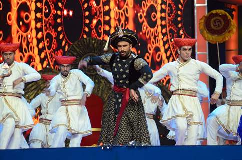 Ranveer Singh Performs at Umang Police Show 2016