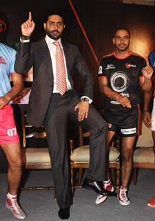 Abhishek Bachchan Gives 'Thigh Five' Pose at Press Meet of Pro Kabaddi in Delhi