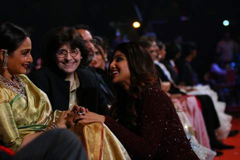 Shilpa Shetty with Rekha at  Star Screen Awards