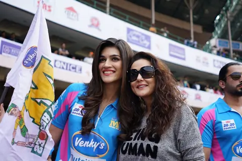 Preity Zinta and Kriti Sanon Snapped Supporting 'Mumbai Heroes' at CCL Match in Banglore
