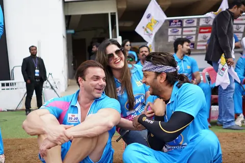 Sohail Khan, Riteish Deshmukh and Zarine Khan Supports 'Mumbai Heroes' at CCL Match in Banglore