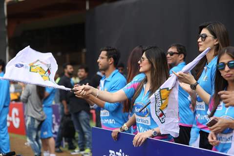 Zarine Khan and Kriti Sanon Snapped Supporting 'Mumbai Heroes' at CCL Match in Banglore