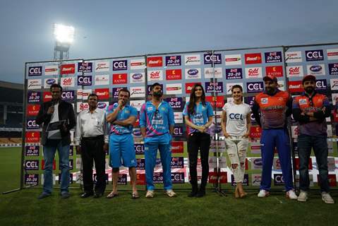 Sohail, Suniel, Kriti, Vir and Taapsee Snapped at CCL Match in Banglore