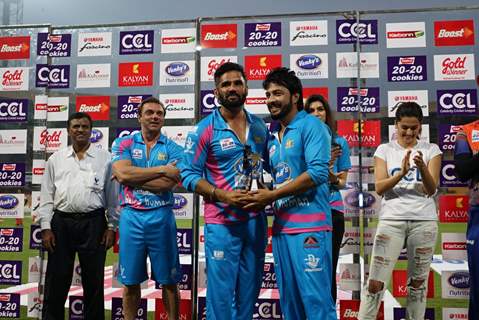 Suniel Shetty gives away trophy to the player at CCL Match in Banglore