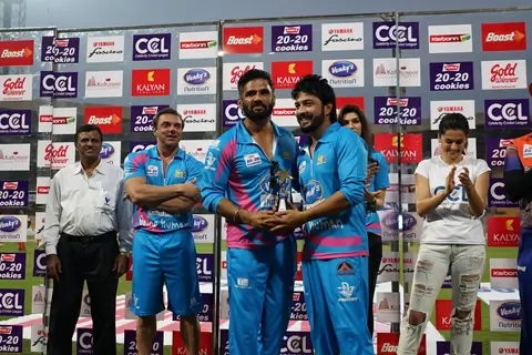 Suniel Shetty gives away trophy to the player at CCL Match in Banglore