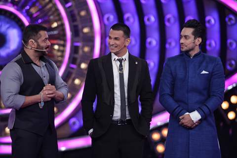 Salman Khan with Prince and Rishab at Bigg Boss - Double Trouble Grand Finale