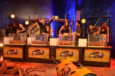 Bigg Boss 9 Contestants Performing Khatron Ke Khiladi Task