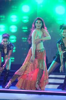 Jacqueline Fernandes Performs at 36th Asian Racing Competition