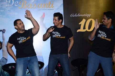 Aamir, Sharman and Siddharth Does 'Loose Control' Step 10years Celebrations of Rang De Basanti