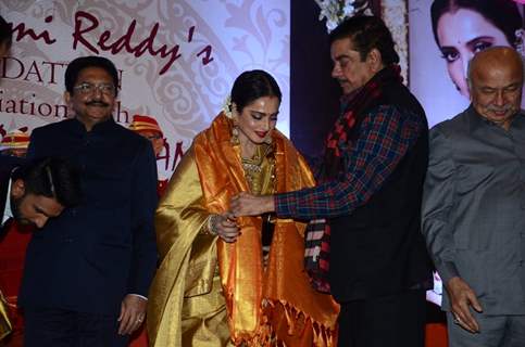 Rekha Recieves 3rd National Yash Chopra Memorial Award