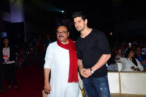 Sooraj Pancholi with Ex Minister Chagan Bhujbal at MET Utsav