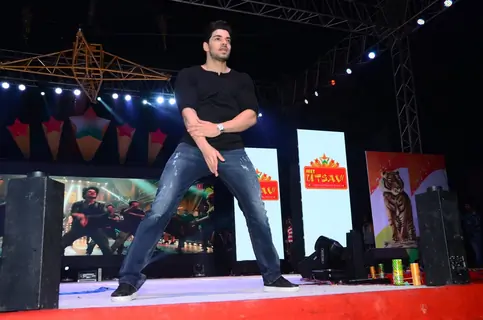 Sooraj Pancholi Performs on 'Dance Ke Legend' at MET Utsav