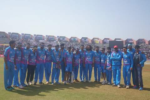 Mumbai Heroes Team Snapped at CCL Match Between Mumbai Heroes and Bengal Tigers