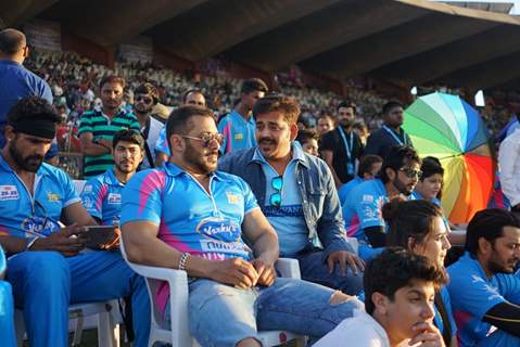 Ravi Kissen and Salman Khan Snapped at CCL Match