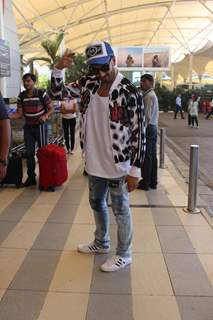 Ranveer Singh SHows His 'R S' tagged Cap - Snapped at Airport