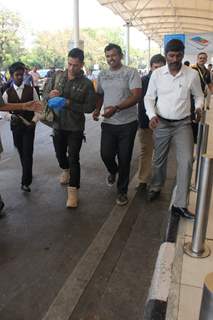 Mahendra Singh Dhoni and Sakshi Dhoni Snapped at Airport