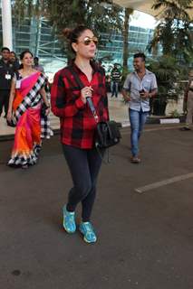 Kareena Kapoor Snapped at Airport