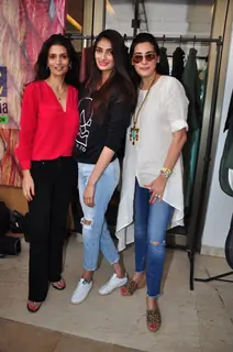 Athiya Shetty and Mana Shetty at Araaish Exhibition 2016