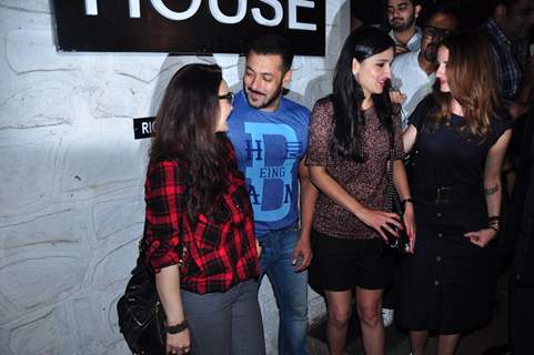 Salman Khan Snapped Preity Zinta and Sussanne Khan at Olive with Friends