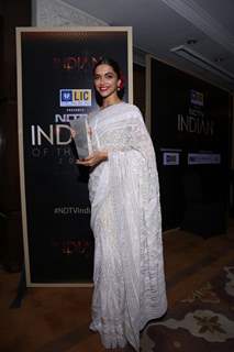 Deepika Padukone Shows Her Award at  NDTV Indian of the Year Awards