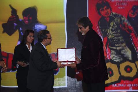 Amitabh Bachchan Recieving Honors at NDTV Indian of the Year Awards