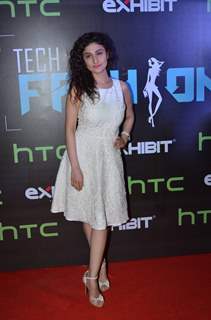 Ragini Khanna poses for the media at HTC Fashion Show 2016