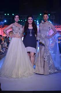 Daisy Shah and Divya Khosla Kumar walk the ramp at HTC Fashion Show 2016