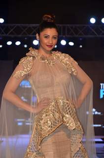 Daisy Shah walks the ramp at HTC Fashion Show 2016