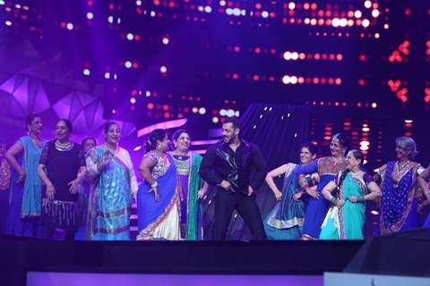 Interesting Pictures from the 61st Filmfare Awards Performances