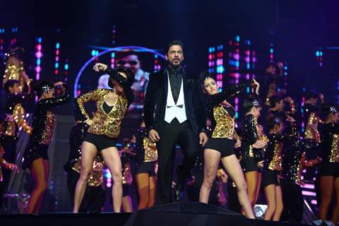 Interesting Pictures from the 61st Filmfare Awards Performances