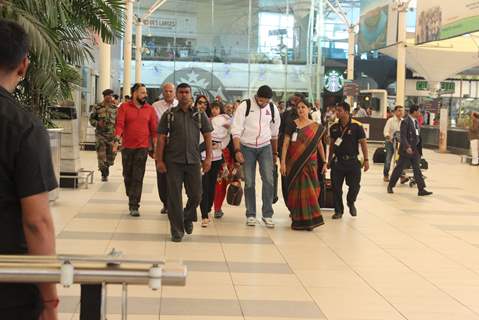 Aishwarya Rai with Daughter Aaradhya Bachcan and Abhishek Bachchan Snapped at Airport