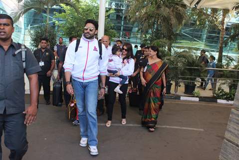 Abhishek Bachchan, Aishwarya Bachchan and Aaradhya Bachchan Snapped at Airport