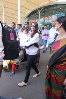 Aishwarya Rai Babchchan Snapped Daughter Aaradhya Bachchan at Airport