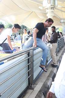 Sohail Khan and Son Jumps and Crosses - Snapped at Airport