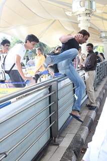 Sohail Khan and Son Jumps and Crosses - Snapped at Airport