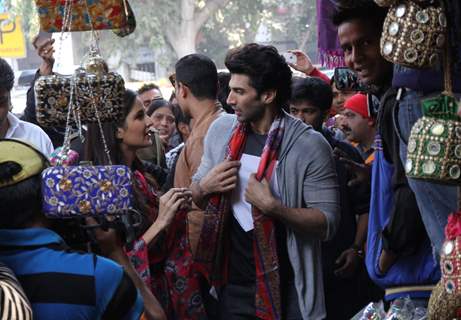 Aditya Roy Kapur Buys for Katrina Kaif at Janpath Market to Promote 'Fitoor'