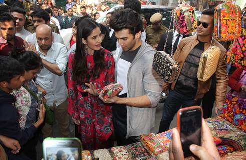 Katrina Kaif and Aditya Roy Kapur Promotes 'Fitoor' by goin on a Shopping Spree at Janpath Market