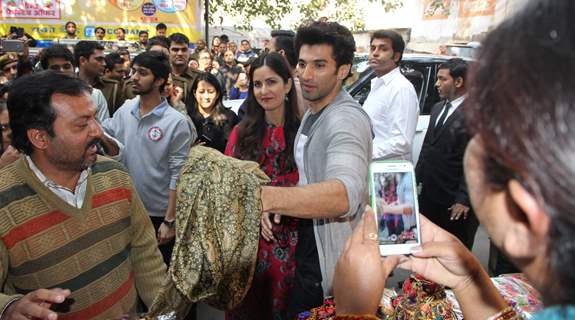 Katrina Kaif and Aditya Roy Kapur Promotes 'Fitoor' by goin on a Shopping Spree at Janpath Market