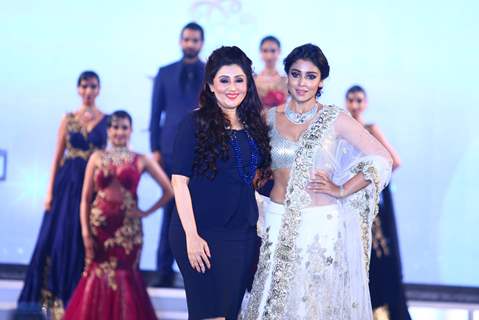 Shriya Saran Walks at National Jewellery Awards 2016