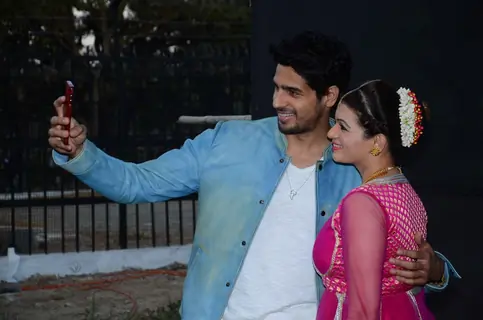 Sidharth Malhotra Takes a Selfie with Prachi Shah at Inauguration of Kala Ghoda Festival '16