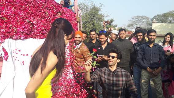 Aditya Presents a Truck Full of Roses on Rose Day Katrina!