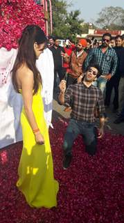 Aditya Presents a Truck Full of Roses on Rose Day Katrina!